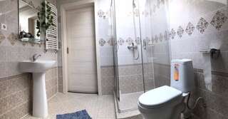 Мини-отель Gostinnyi Dvor Polotsk Полоцк Cемейный номер с собственной ванной комнатой-5